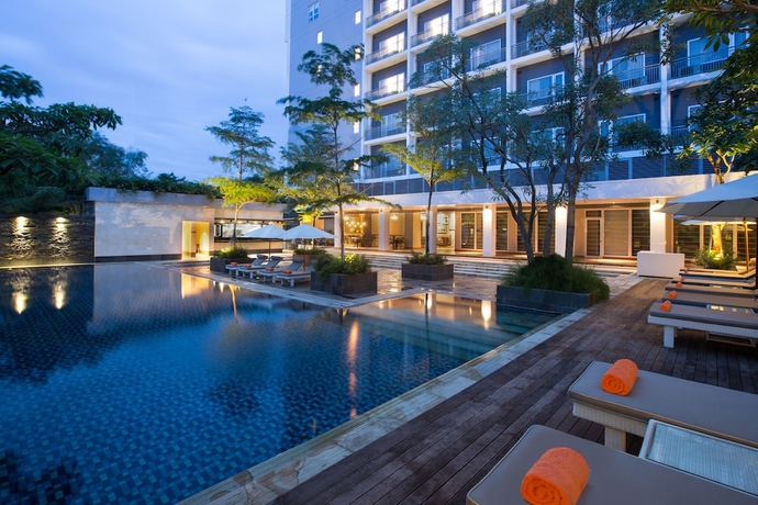 Imagen de la piscina del Hotel Delonix Karawang. Foto 16