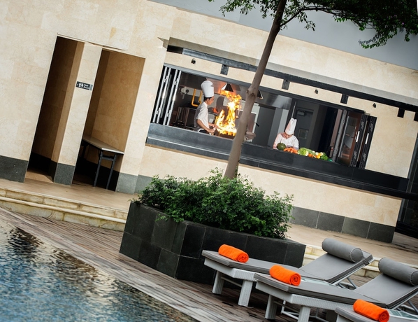 Imagen de la piscina del Hotel Delonix Karawang. Foto 17