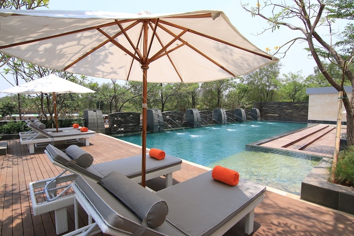 Imagen de la piscina del Hotel Delonix Karawang. Foto 18