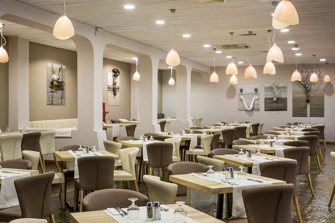 Imagen del bar/restaurante del Hotel Delphi Beach - All Inclusive. Foto 8