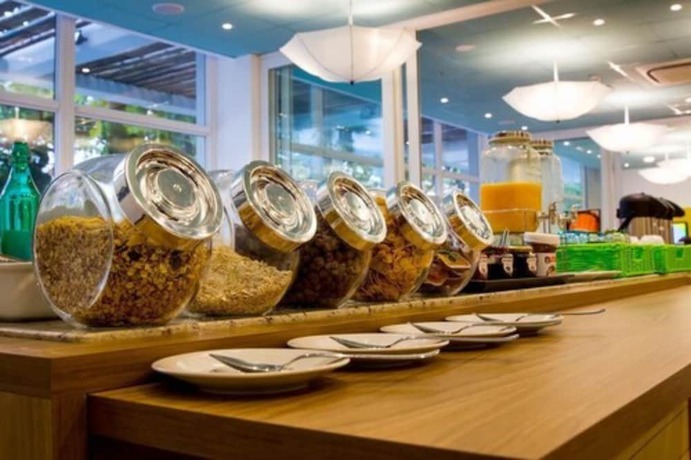 Imagen del bar/restaurante del Hotel Delphin Surf. Foto 7