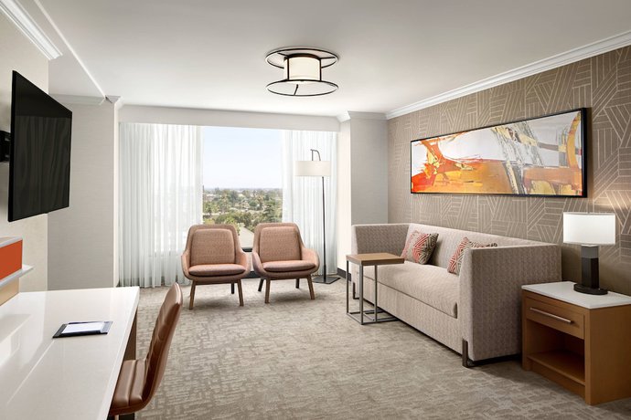 Imagen de la habitación del Hotel Delta Hotels By Marriott Anaheim Garden Grove. Foto 9