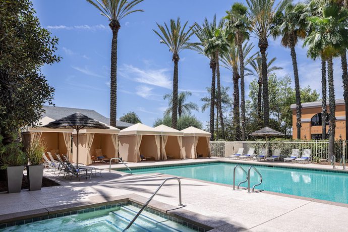 Imagen de la piscina del Hotel Delta Hotels By Marriott Anaheim Garden Grove. Foto 20