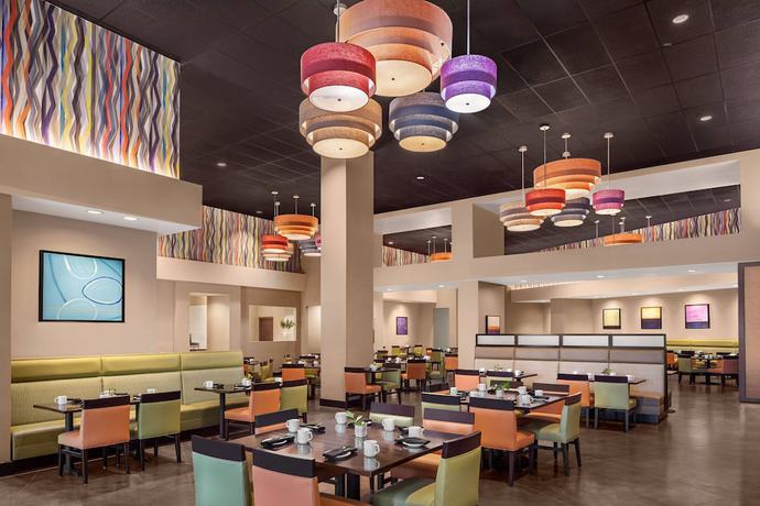 Imagen del bar/restaurante del Hotel Delta Hotels By Marriott Anaheim Garden Grove. Foto 2