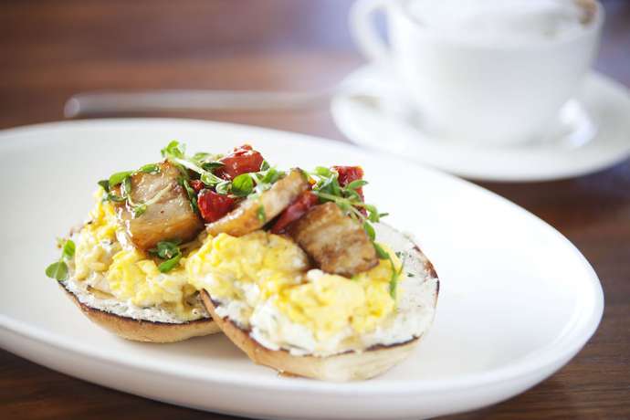 Imagen del bar/restaurante del Hotel Delta Hotels By Marriott Anaheim Garden Grove. Foto 5