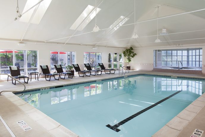 Imagen de la piscina del Hotel Delta Hotels By Marriott Burlington. Foto 12