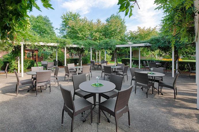Imagen del bar/restaurante del Hotel Delta Hotels By Marriott Burlington. Foto 3