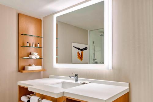 Imagen de la habitación del Hotel Delta Hotels By Marriott Calgary Downtown. Foto 18