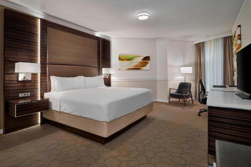 Imagen de la habitación del Hotel Delta Hotels By Marriott Edmonton Centre Suites. Foto 11