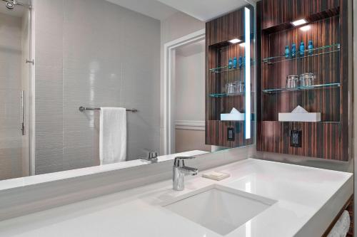 Imagen de la habitación del Hotel Delta Hotels By Marriott Edmonton Centre Suites. Foto 15