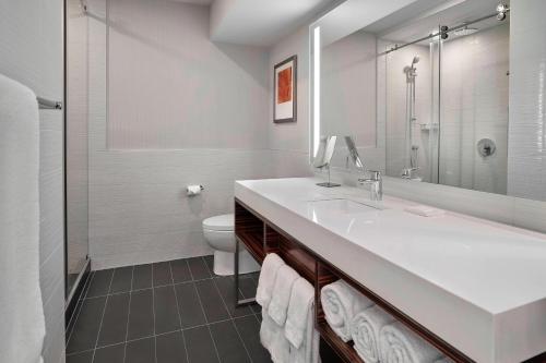 Imagen de la habitación del Hotel Delta Hotels By Marriott Edmonton Centre Suites. Foto 16