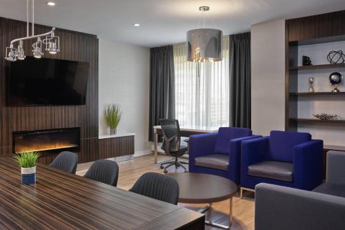 Imagen general del Hotel Delta Hotels By Marriott Edmonton Centre Suites. Foto 4