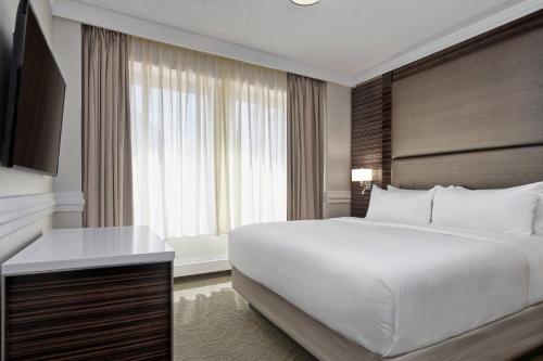 Imagen de la habitación del Hotel Delta Hotels By Marriott Edmonton Centre Suites. Foto 18