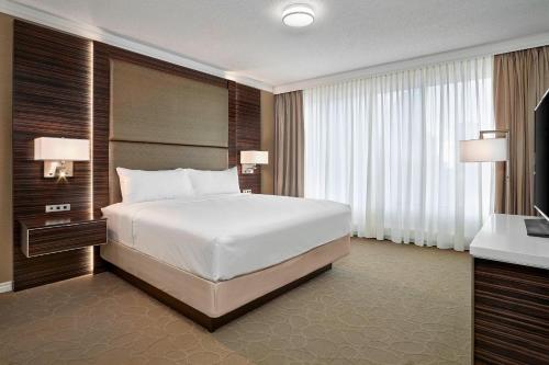 Imagen de la habitación del Hotel Delta Hotels By Marriott Edmonton Centre Suites. Foto 19