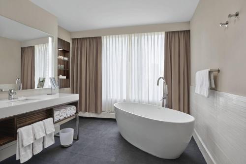 Imagen general del Hotel Delta Hotels By Marriott Edmonton Centre Suites. Foto 10