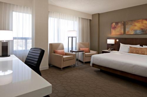 Imagen de la habitación del Hotel Delta Hotels By Marriott Edmonton South Conference Centre. Foto 16