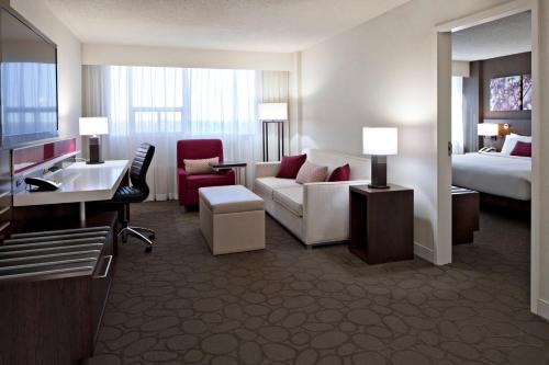 Imagen de la habitación del Hotel Delta Hotels By Marriott Edmonton South Conference Centre. Foto 18