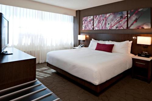 Imagen de la habitación del Hotel Delta Hotels By Marriott Edmonton South Conference Centre. Foto 19