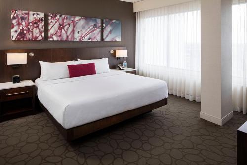 Imagen de la habitación del Hotel Delta Hotels By Marriott Edmonton South Conference Centre. Foto 20