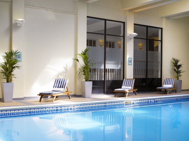 Imagen de la piscina del Hotel Delta Hotels By Marriott Heathrow Windsor. Foto 11