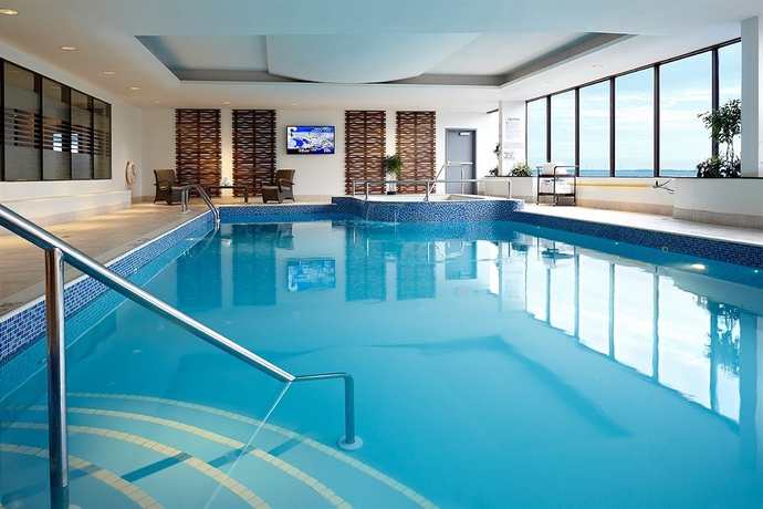 Imagen de la piscina del Hotel Delta Hotels By Marriott Kingston Waterfront. Foto 10