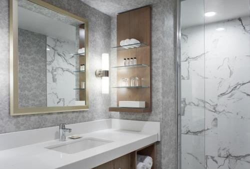 Imagen de la habitación del Hotel Delta Hotels By Marriott London Armouries. Foto 15