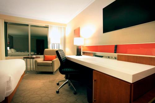 Imagen de la habitación del Hotel Delta Hotels By Marriott London Armouries. Foto 18