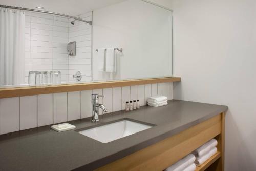 Imagen de la habitación del Hotel Delta Hotels By Marriott, Mont Sainte-anne, Resort and Convention Center. Foto 16