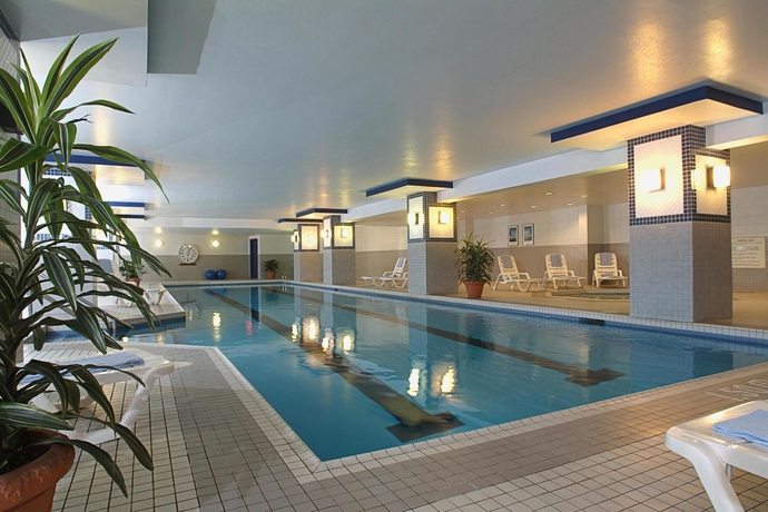 Imagen de la piscina del Hotel Delta Hotels By Marriott Montreal. Foto 15