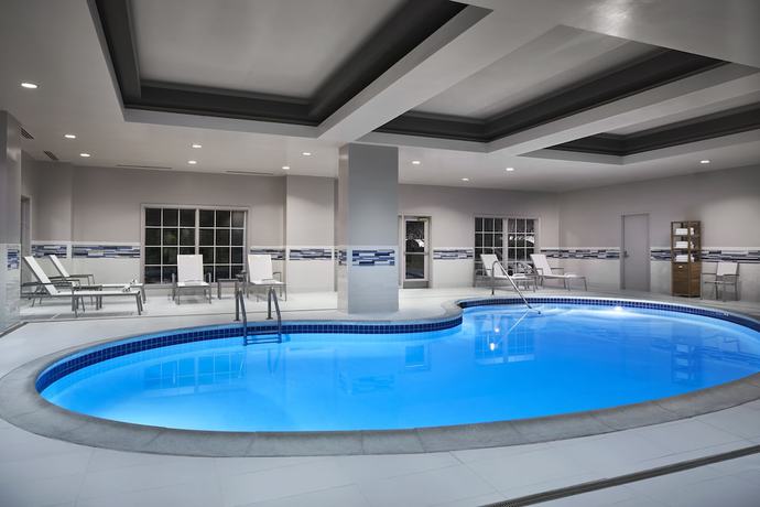 Imagen de la piscina del Hotel Delta Hotels By Marriott Norfolk Airport. Foto 17