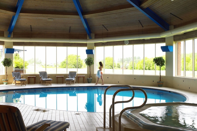 Imagen de la piscina del Hotel Delta Hotels By Marriott Northampton. Foto 18
