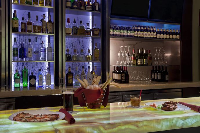 Imagen del bar/restaurante del Hotel Delta Hotels By Marriott Phoenix Mesa. Foto 4
