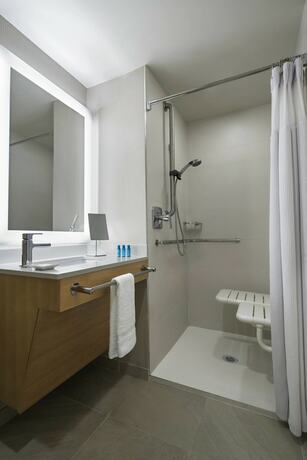 Imagen de la habitación del Hotel Delta Hotels By Marriott Richmond Downtown. Foto 16