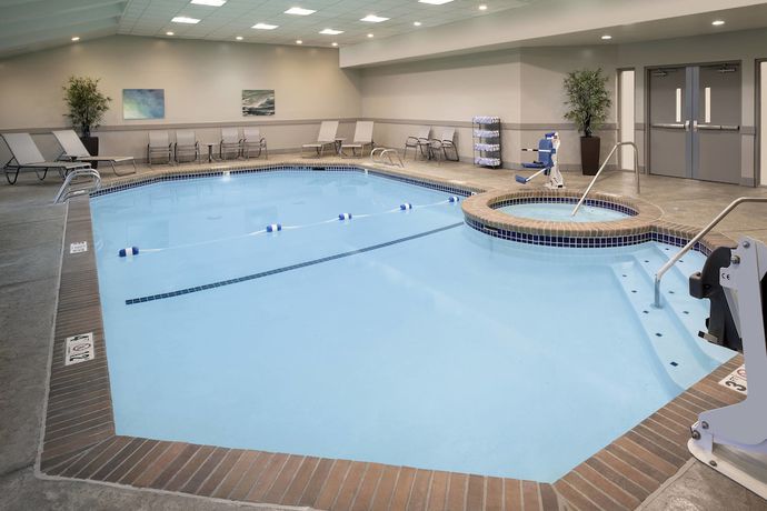 Imagen de la piscina del Hotel Delta Hotels By Marriott Seattle Everett. Foto 10