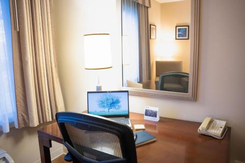 Imagen de la habitación del Hotel Delta Hotels By Marriott Toledo. Foto 11