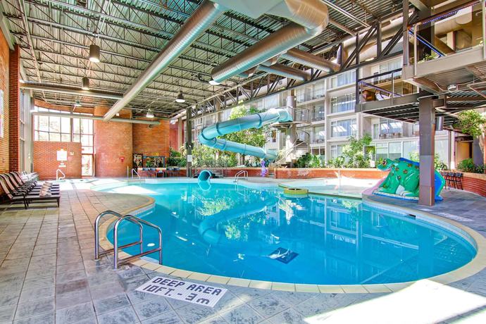 Imagen de la piscina del Hotel Delta Hotels By Marriott Toronto East. Foto 18