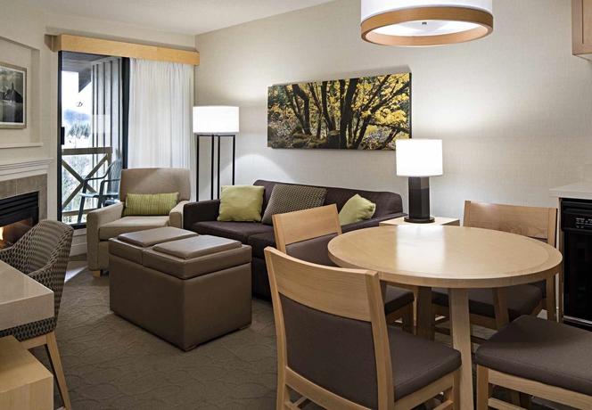 Imagen de los interiores del Hotel Delta Hotels By Marriott Whistler Village Suites. Foto 9