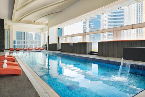 Imagen de la piscina del Hotel Delta Hotels City Center Doha. Foto 13