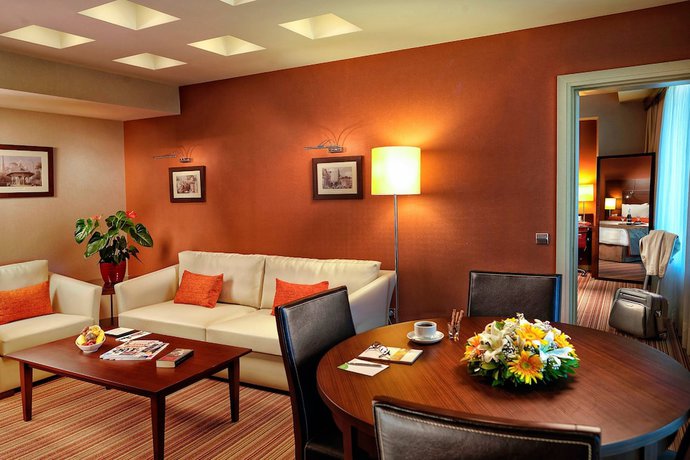 Imagen de los interiores del Hotel Delta Hotels Istanbul West. Foto 10