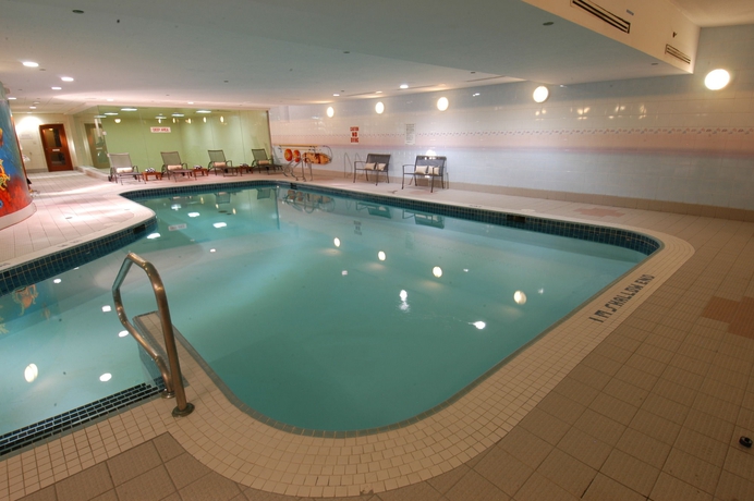 Imagen de la piscina del Hotel Delta Hotels Toronto Mississauga. Foto 15