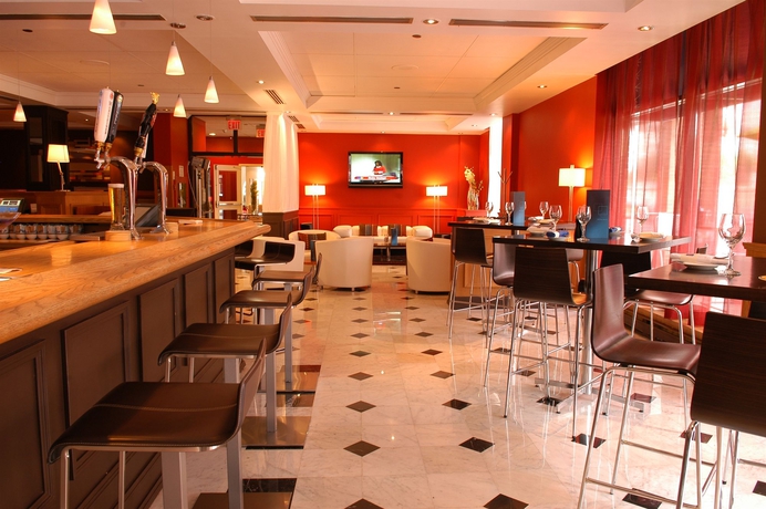 Imagen del bar/restaurante del Hotel Delta Hotels Toronto Mississauga. Foto 7