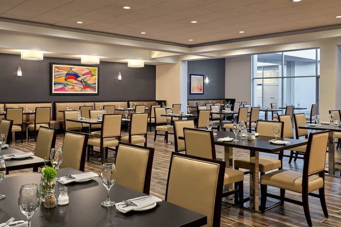 Imagen del bar/restaurante del Hotel Delta Hotels by Marriott Chicago Willowbrook. Foto 2