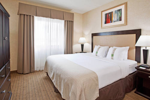 Imagen de la habitación del Hotel Delta Hotels by Marriott Detroit Novi. Foto 2