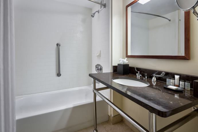 Imagen de la habitación del Hotel Delta Hotels by Marriott Midwest City at the Reed Conference Center. Foto 7