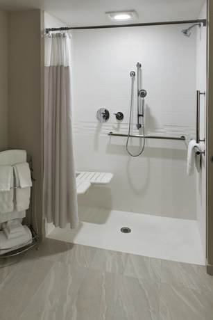 Imagen de la habitación del Hotel Delta Hotels by Marriott Utica. Foto 8