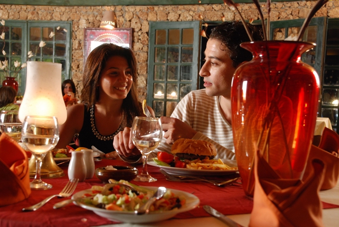 Imagen del bar/restaurante del Hotel Delta Sharm Resort and Spa دلتا شرم ريزورت and سبا. Foto 7