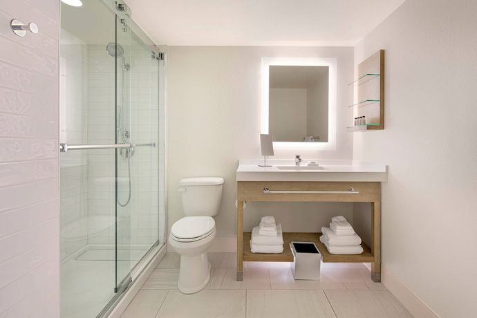 Imagen de la habitación del Hotel Delta by Marriott Daytona Beach Oceanfront. Foto 4