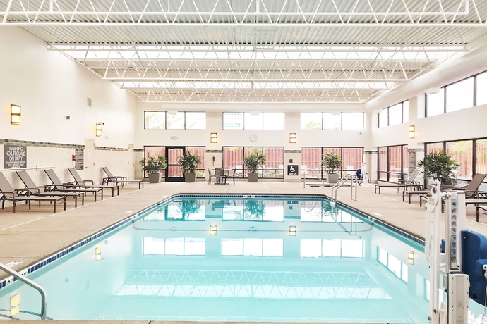 Imagen de la piscina del Hotel Delta by Marriott Minneapolis Northeast. Foto 19