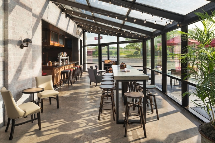 Imagen del bar/restaurante del Hotel Delta by Marriott Minneapolis Northeast. Foto 4