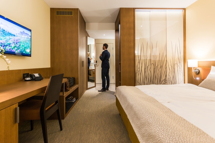 Imagen de la habitación del Hotel Deltapark Vitalresort. Foto 9